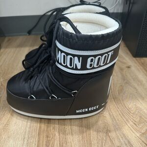 Moon Boot Short in Black size 8